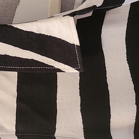 LIZ CLAIBORNE WOMEN'S SLEEVELESS BLACK AND WHITE "ZEBRA" BUTTON TOP SIZE LARGE - Picture 6 of 15